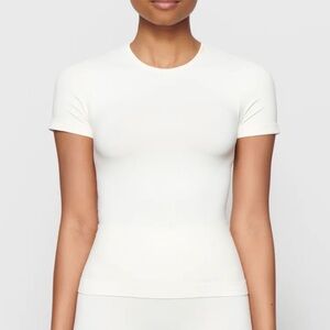 SKIMS Soft Smoothing Seamless Short Sleeve T-shirt